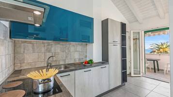 Appartement Familial, 2 chambres, four à micro-ondes, vue mer (Casa Elisa - Sea Front) | Cuisine privée