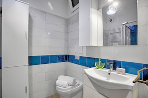 Family Apartment, Multiple Bedrooms, Sea Facing (Casa Paolo - Sea Front) | Bathroom | Shower, hair dryer, bidet, towels - Paolo & Elisa - Sea Front Apartments (Ceriale)