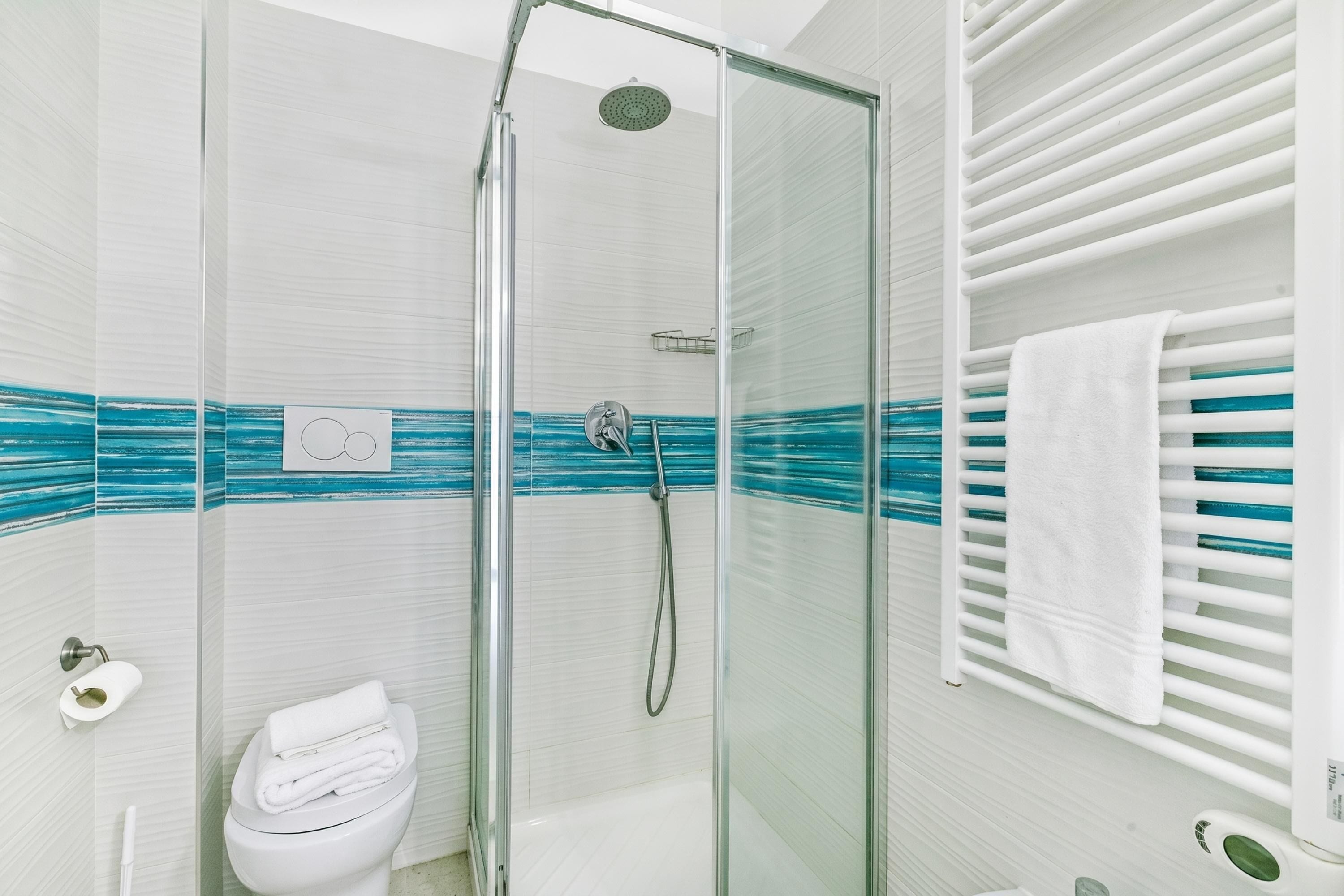 Apartamento família, 2 quartos, micro-ondas, de frente para o mar (Casa Elisa - Sea Front Flat with) | Banheiro