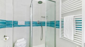Apartamento família, 2 quartos, micro-ondas, de frente para o mar (Casa Elisa - Sea Front Flat with) | Banheiro