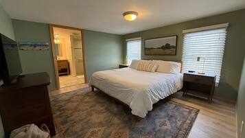 3 bedrooms, iron/ironing board, travel crib, free WiFi