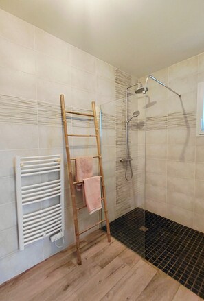 Douche, sèche-cheveux, serviettes fournies, savon