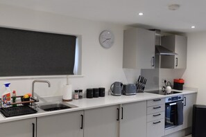 Private kitchen - Modern Guest House | 24/7 Security | Fast WiFi | Near Clifton (Failand)