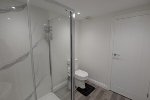Bathroom - Modern Guest House | 24/7 Security | Fast WiFi | Near Clifton (Failand)