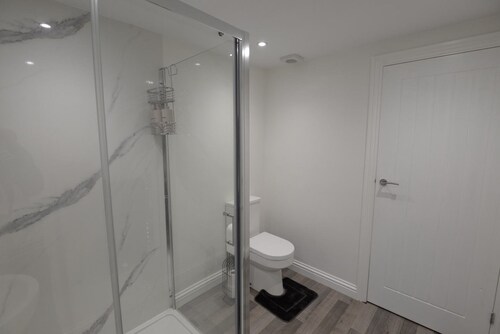 Modern Guest House | 24/7 Security | Fast WiFi | Near Clifton