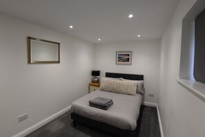 Room - Modern Guest House | 24/7 Security | Fast WiFi | Near Clifton (Failand)