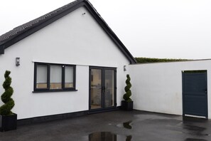 Exterior - Modern Guest House | 24/7 Security | Fast WiFi | Near Clifton (Failand)