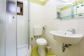 Dusche, Handtücher, Seife, Toilettenpapier