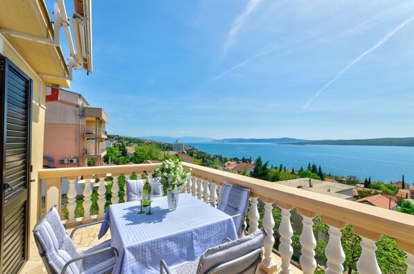 Outdoor dining - Beautiful apartment for 4-5 persons with sea view in Dramalj (Dramalj)