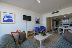 Habitación familiar, 2 habitaciones, 2 baños, vista al océano | Área de sala de estar | Televisión de plasma de 74 pulgadas con canales vía satélite 
