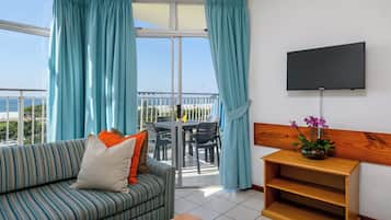 Family Room, 2 Bedrooms, Balcony, Ocean View | Living area