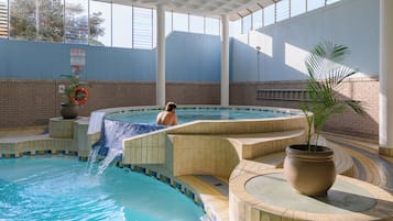 Indoor pool, 2 outdoor pools