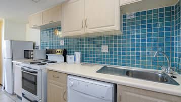 Family Room, 1 Bedroom | Private kitchenette