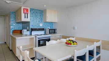 Family Room, 2 Bedrooms, 2 Bathrooms, Ocean View | Private kitchenette