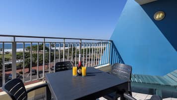 Habitación familiar, 2 habitaciones, balcón, vista al océano | Balcón