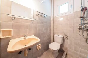 Dusche, Haartrockner, Handtücher, Shampoo