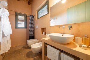 Ducha, secador de pelo y toallas