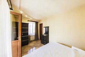 Kamar Double Standar, pemandangan halaman | Ruang kerja ramah laptop dan Wi-Fi gratis