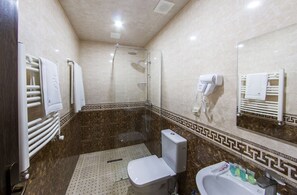 Kahden hengen standard-huone, näköala pihalle | Kylpyhuone