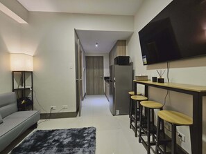 Appartement, 1 slaapkamer, uitzicht op zwembad | Woonkamer