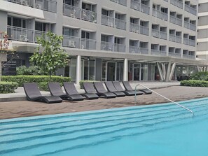 Una piscina al aire libre