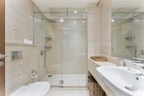 Shower, hair dryer, towels, shampoo - Stylish Studio Apartment in JVC Near Dubai Miracle Garden (Dubai)