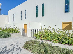 Exterior - Stylish Studio Apartment in JVC Near Dubai Miracle Garden (Dubai)