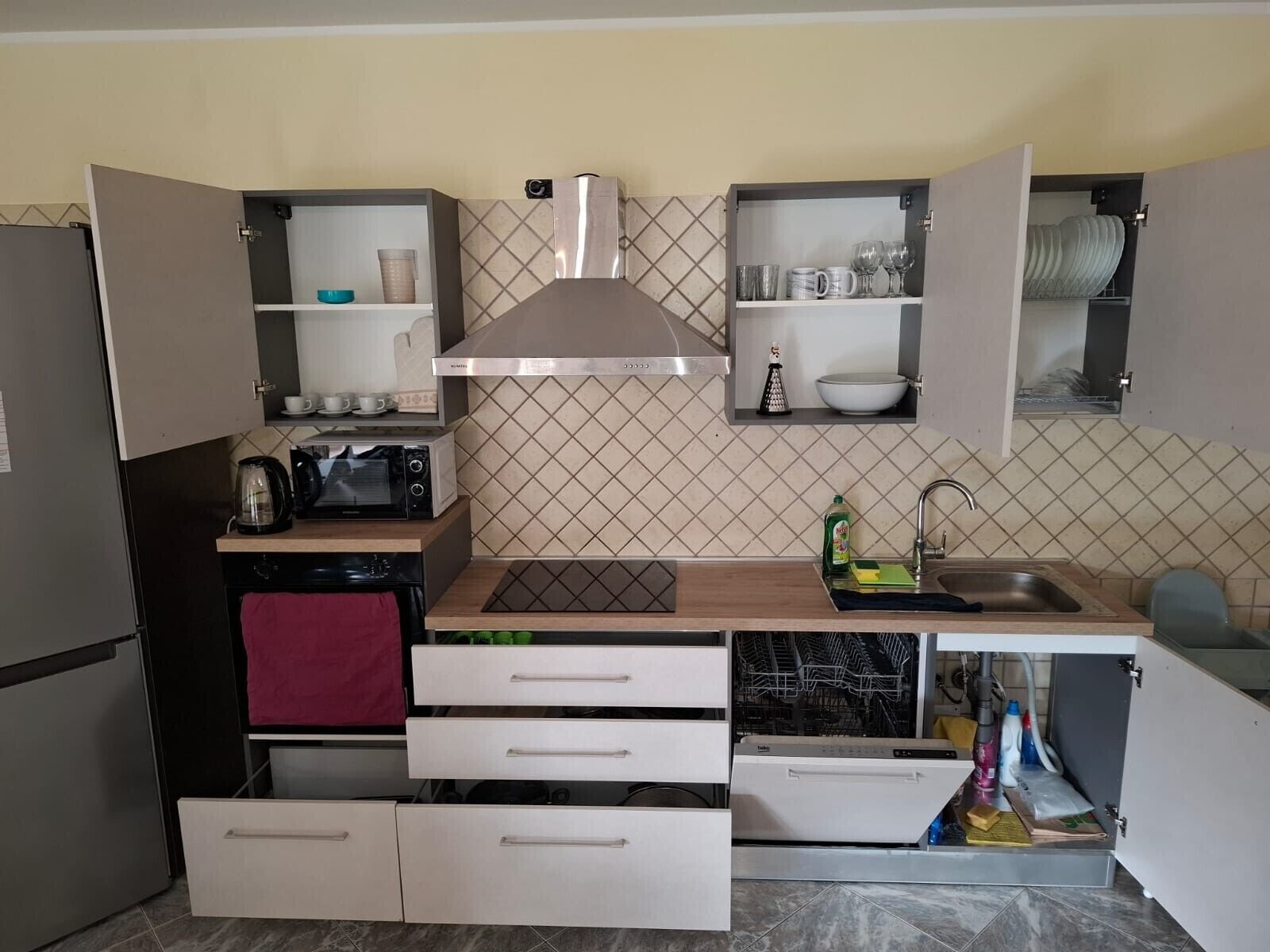 Frigorífico, microondas, horno y placa de cocina