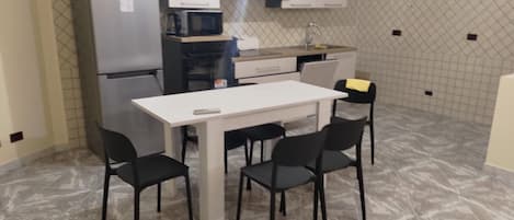 冷蔵庫、電子レンジ、オーブン、コンロ