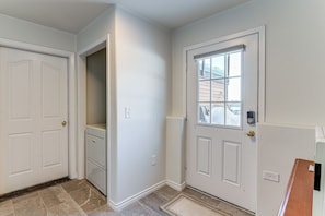 Apartment (0 Bedroom) | Interior - Mckinley, Anchorage, Ocean View: Apt Near Chugach (Eagle River)