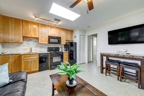 Apartment (1 Bedroom) | Interior - Steps to Beach! Pompano Beach Apt w/ Shared Pool (Pompano Beach)