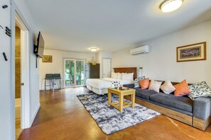 Een moderne kamer met een bed, een bank en een kleine tafel.