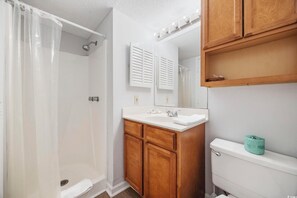 Shower, towels - Poolside Escape w/ Bonus Room at Sands Beach near North Myrtle Beach (Myrtle Beach)