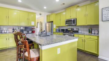 House (6 Bedrooms) | Interior