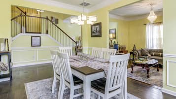 House (6 Bedrooms) | Interior