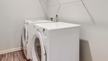 House (6 Bedrooms) | Interior