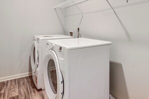 House (6 Bedrooms) | Interior