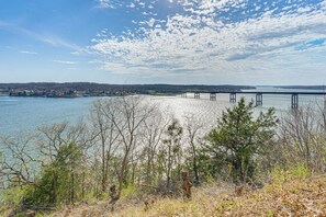 Apartment (0 Bedroom) | Interior - Explore the Bagnell Strip! Studio w/ Pool Access (Lake Ozark)