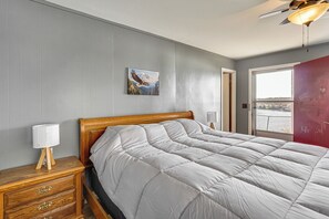 Apartment (0 Bedroom) | Interior - Explore the Bagnell Strip! Studio w/ Pool Access (Lake Ozark)