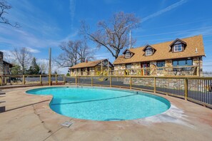 Apartment (0 Bedroom) | Interior - Explore the Bagnell Strip! Studio w/ Pool Access (Lake Ozark)