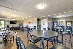 Apartment (0 Bedroom) | Interior - Explore the Bagnell Strip! Studio w/ Pool Access (Lake Ozark)