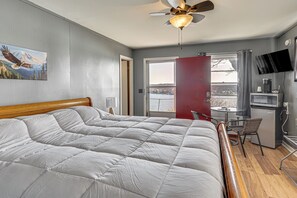 Apartment (0 Bedroom) | Front of property - Explore the Bagnell Strip! Studio w/ Pool Access (Lake Ozark)
