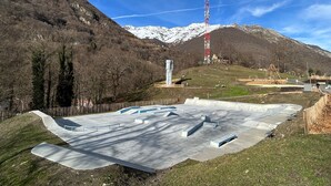 A skate park with ramps and a mountain backdrop. - L'Izard, Pool & Spa, Parking (Cauterets)