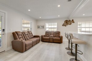 Apartment (2 Bedrooms) | Front of property - Steps to Sand! Snowbird Retreat in Madeira Beach (Madeira Beach)