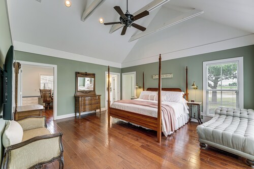 Elevated Farmhouse Getaway in Thorndale