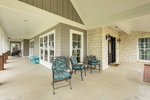 Elevated Farmhouse Getaway in Thorndale