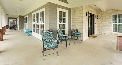 Elevated Farmhouse Getaway in Thorndale