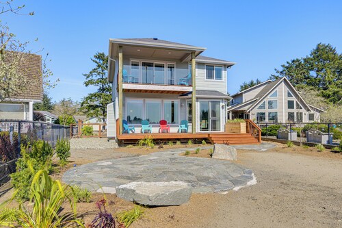 Lakefront Getaway w/ Private Dock in Ocean Shores!