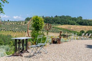 Outdoor dining - Apartment with AC with view in Chianti a few steps from Florence with swimming pool (Toscana)