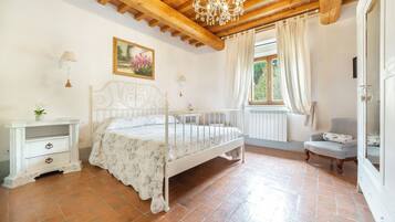 4 slaapkamers, een strijkplank/strijkijzer, gratis wifi, beddengoed